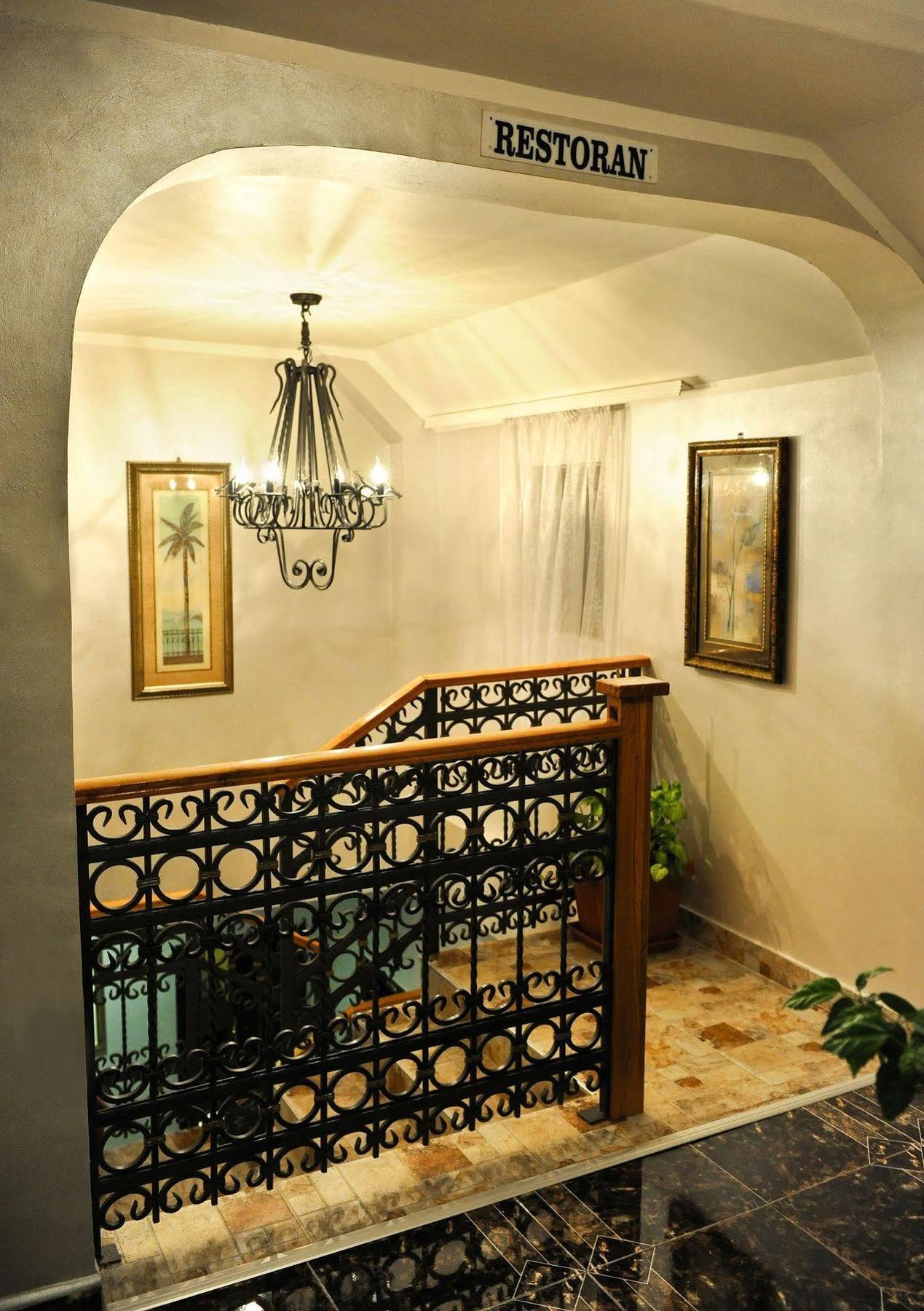 פודגוריצה Hotel Evropa מראה חיצוני תמונה